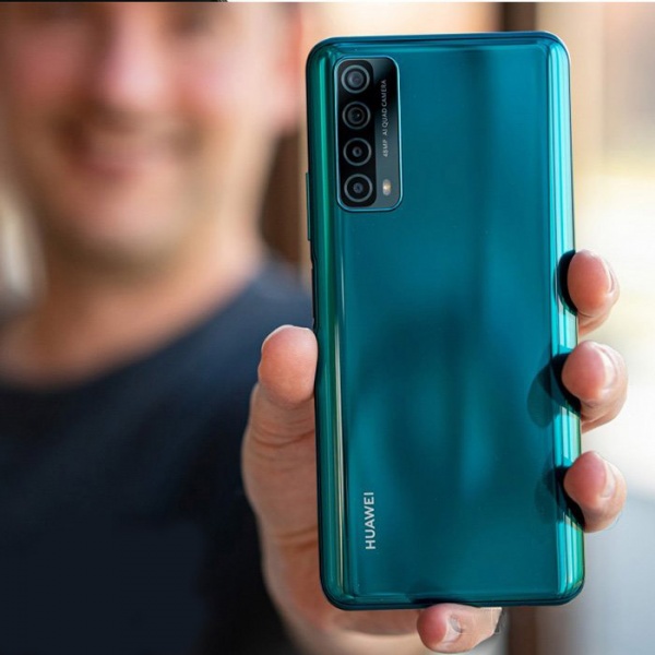 huawei-y7a-in-hand